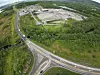 Dagens kryss: Fotgjengere til og fra hotell og næringsområdet på østsiden av E10 må balansere på veiskulderen når biler og tungtransport passerer. Foto: Statens vegvesen
