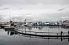 Dieseldrevne arbeidsbåter ligger tett i tett fra ulike leverandører på Skansen i Trondhiem under AquaNor. En merd fra Lerøy har også fått plass i havna. Foto: Tore Stensvold