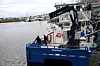 Dieseldrevne arbeidsbåter ligger tett i tett fra ulike leverandører på Skansen i Trondhiem under AquaNor. En merd fra Lerøy har også fått plass i havna. Foto: Tore Stensvold