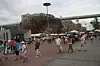 FAVORITT: Spanias paviljong er en av Expos mest populære. Utvendig kledd med over 8 000 flettede stråmatter, mens den innvendig hadde tre store saler hvor man kunne se tre fantastiske filmer som illustrerer bærekraftig utvikling. En av dem presenterte en 6,5 meter høy kjempebaby som kunne bevege alle kroppsdeler. Foto: Tormod Haugstad