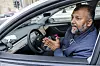 Om han har sett noe mer skjermknot hos andre sjåfører de siste årene? – Jeg aner ikke. Jeg må ha fokus på egen kjøring, sier taxisjåfør Mohammad Ghazanfar. Foto: Arash A. Nejad
