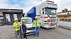 Testteamet, fra v: Tone Rabe, leder industriparkdrift i Herøya Industripark AS, Tove Sørensen, Bouvet/prosjektleder HIP og Skjalg Aasland, leder Utvikling og Byggforvaltning Herøya Industripark AS, fronter testkjøring av autonom lostjeneste i stor EU-satsing. Her foran kjøreportens følgebil som på sikt kan bli erstattet av en robotisert løsning.