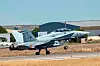 Et spansk F-18-fly tar av fra en flybase.