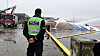 Innsatsleder førstebetjent Frode Lahelle i politiet ved den kantrede tråleren Bukhta Naezdnik ved kai i Breivika Havn i Tromsø sist torsdag. Rederiet som eier den havarerte tråleren i Tromsø havn, håper å få slept båten tilbake til Russland.
