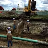 Arbeidere ved Eagle Ford i Texas jobber for å forberede en forlengelse av rørledningen for et frackingprosjekt. Foto: Reuters/David Gaffen/NTB Scanpix