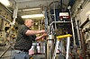 Klargjøring: Knut Fosse forbreder tester i en reaktor på ett av de mange laboratiriene til Norner.