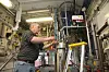 Klargjøring: Knut Fosse forbreder tester i en reaktor på ett av de mange laboratiriene til Norner.