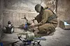 En ukrainsk soldat forbereder en drone til bruk ved fronten. Ukrainas egen våpenindustri har stor overkapasitet fordi landets regjering ikke har egne penger den fritt kan bruke til å bestille våpen.