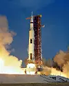 Apollo 11 lettet fra Kennedy Space Center i Florida 16. juli 1969. Om bord var astronautene Neil A. Armstrong, Michael Collins og Edwin E. Aldrin på vei til menneskets første månelanding. Boeing sto bak raketten.. Foto: Nasa