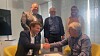 Ordfører Jonny Liland i Sirdal og fylkesordfører Arne Thomassen i Agder undertegner en intensjonsavtale om utbedring og rassikring langs Sirdalsvannet i Sirdal. Bak står varaordfører Isak A. Liland, fylkesvaraordfører Bjørn Ropstad og opposisjonsleder i fylkestinget Gro Bråten.