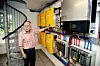 Vekselrettere og batteriladere for solcellene tar opp en hel vegg i kjelleren.