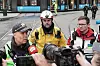 TRikken kjører som normalt dagen etter at en trikk kjørte inn i en butikk i Oslo. Her informerer politiets innsatsleder Anders Rønning og innsatslederne fra de andre nødetatene om ulykken.