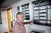 Hans-Olof Nilssons sikringsskap er litt større enn vanlige sikringsskap. – Jeg gjør dette fordi jeg er energi-interessert, og for å vise andre interesserte mennesker at det er mulig å være sin egen el-leverandør, sier Nilsson.