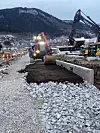 Entreprenør Kveen er i gang med det rotvennlige forsterkningslaget, som skal gi riktige vekstforhold for trærne som plantes. Foto: Statens vegvesen