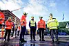 Kronprins Haakon sammen med konserndirektør Jimmy Bengtsson i Veidekke og administrerende direktør Daniel Kjørberg Siraj i Obos under et besøk hos Veidekke på Ulven i Oslo.