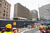 Her kommer den nye C-blokka. Bygningene bak er f.v. G-blokka fra 1906 (Finansdepartementet), den nyrestaurerte Høyblokka, hjørnet av den nye A-blokka og D-blokka. Foto: Arash A. Nejad