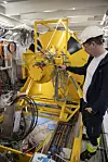 Morgan Kråbøl fra Reach Subsea inspiserer systemet som skal sørge for å at ROV-en fra Kystdesing får strøm og signaler via en lkitt over 1000 meter lang umbilical. Foto: Tore Stensvold