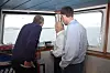 Kaptein Torleif Bakken diskuterer mulige forbedringer i Rex med Geir Fagerhus (t.v) og Gisle Stava. I framida skal Rex inn i et dispaly integrert i bruas øvrige instrumenter.