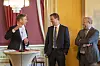 Energiminister Terje Aasland (Ap) med Peter van der Poel, administrerende direktør i Ingka (i midten) og Francois van Leeuw, konsernsjef i Parkwind, viser frem den nylig signerte kontrakten om utbyggingen av havvind området Sørlige Nordsjø II. Det er selskapet Ventyr, som i mars vant auksjonen om å bygge ut havvind.