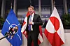 Grønlands skjebne er tett knyttet sammen med Natos skjebne. Her står Danmarks forsvarsminister Troels Lund Poulsen foran flaggene til Nato, Danmark og Grønland. Foto: Virginia Mayo/ AP/ NTB