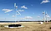 KiteX har fått mulighet til å teste sin nye lettvektsvindturbin på det gamle forsøksområdet på Risø. Til høyre ser vi to eldre, tradisjonelle vindmøller, og i horisonten kan den nedlagte tungtvannsreaktoren DR2 skimtes.
