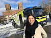 Byråd for miljø og samferdsel i Oslo, Lan Marie Nguyen Berg ser nærmere på el-brannbilen. Foto: Lars Magne Hovtun/Oslo kommune