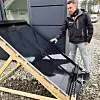 Ecosol og Jon-Ola Pedersen har stilt ut et par moduler med solceller på byggeplassen. De fleste husene får denne løsningen. Foto: Knut Bjørheim