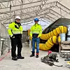 Boligbyggs prosjektleder Olav Væhle og Jonas Haarseth, som er anleggsleder for entreprenør HAB Construction, på det tekniske taket som er i ferd med å bygges. Foto: Boligbygg Oslo KF