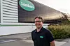 Kvalitetsleder Jan Børge Aune i Salatmestern er fornøyd med solcelleanlegget. Fasaden er kledd med 203 panaler med 325 Wp pr. panel. Foto: Solcellespesialisten