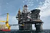 Det 9750 tonn tunge lpattformdekket ble løftet på plass i Nordsjøen av Saipem 7000 i juli i år. Det ble fraktet fra Sør-Korea i juni, omkring tre måneder bak skjema.