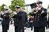 Forsvarets Musikkorps Vestlandet i sving da dronning Sonja (i bakgrunnen) skulle på den offisielle åpningen av bybanen i Bergen på Festplassen i 2010.