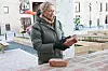 Jorunn Tyssø forklarer hvordan murstein kan gjenbrukes. Foto: Gunhild Haugnes