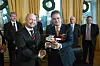 Justis- og beredskapsminister Anders Anundsen og toppsjef i selskapet AgustaWestland, Daniele Romiti signerte torsdag kontrakt om levering av 16 nye redningshelikoptre til Norge.