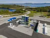 Her er produksjonsanlegget for hydrogen med CO2-separasjon. CO2 skal etter planen gå i rør til Northern Lights (tårnene i bakgrunnen) og deretter til deponering under havbunnen. Foto: Arash A. Nejad