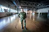 Sjef for Hærens trenings- og simulatorsenter, oberstløytnant Ken-Tore Saade Eriksen, forteller om hvordan simulatorer gir Hæren mulighet til å øve på måter som i praksis ikke lar seg gjøre i den virkelige verden. Her står han i Tårnhallen i Rena leir. Foto: Eirik Helland Urke