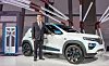 Renault-sjef Carlos Ghosn viser frem K-ZE på et arrangement i forkant av messa. Foto: Groupe Renault