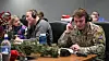 Bildet viser frivillige på julaften som svarer telefoner fra barn fra hele verden som vil vite hvor julenissens slede er og om den nærmer seg dem. Foto: Chuck Marsh / Department of Defense / AP / NTB