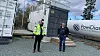 Gårdbruker Lars Hoem (t.h.) på Byneset utenfor Trondheim sammen med Bernhard Kvaal i Trønder-Energi. De forteller om et godt samarbeid gjennom tre år. Foto: Bernhard Kvaal