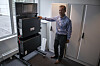 Batteriet avkledd: Adm. direktør i Eaton Norge, Jon Helsingeng, tror hjemmebatterier kommer til å få et stort marked i årene fremover. Spesielt hos de som har solceller på taket, men også fordi det vil bli kostbart å bruke mye strøm i visse perioder av døgnet. Den øverste boksen er kartelektronikken, den såkalte hybridinverteren. Den nederste er selve batteriet. Når det er miontert vil alt sammen få et deksel over seg.