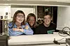 – Hilde Jonsbråten (i midten), leder energi- og petroleumslaboratoriene på Universitetet i Stavanger – Det er kjekt med studenter som liker laboratoriearbeid, sier hun og blir ekstra interessert når hun får høre at Cecilia Lind Moen er laborant. Bjørnar Bustad Pedersen har allerede deltidsjobb hos sin gamle arbeidsgiver.