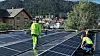 Bjørn Thorud tror solcelle-veksten i 2023 kan slå rekordåret i fjor. På bildet installeres soleller på taket av Universitetet i Bergen.