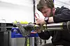 Tester: Softwareutvikler Simen Didden Dovland sjekker elektronikken før nok en runde med høy vibrasjons- og sjokktesting. Utstyret testes til det ødelegges, så de skal vite hvor grensen går. Foto: Mona Strande