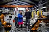 Daglig leder Anita Hager i Intek med Torstein Sol-Gärtner (t.h) og prosjektleder Sivert Eliassen (til venstre) fra Siemens. Sol-Gärtner er leder for teknologiutvikling og etablering av fabrikken. Bilde: Siemens/Soelvar Flatmo