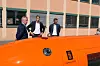 Hugin, et autonomt undervannsfarkost produsert av Kongsberg Discovery, kan benyttes når anomalier oppdages av overvåkningen. Her avbildet med Atle Gran i Uncrewed Platforms i Kongsberg, Terje Aasland og Kongsberg-sjef Geir Håøy. Foto: TU/Jakob B. Ånonsen