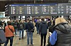 Togpassasjerene på Oslo S ventet på oppdatering foran lystavlene før Bane Nor meldte at feilen var rettet igjen i 14.30-tiden.