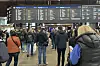 Togpassasjerene på Oslo S ventet på oppdatering foran lystavlene før Bane Nor meldte at feilen var rettet igjen i 14.30-tiden.