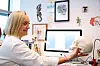 Smil: Cecilie Gudveig Gjerde ønsker bokstavelig talt å gi pasienter smilet tilbake - uten beintransplantasjon. Foto: Kristin Straumsheim Grønli