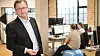 Henrik Stenmann ar direktør og eier av IIH Nordic. Han blir irritert når folk kaller inn til møter om formiddagen når medarbeiderne er mest produktive.