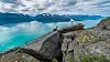Jettan ligger på østsiden av fjorden Lyngen i Troms. Tettstedet Lyngseidet ligger rett på andre siden av fjorden. Foto: Ørjan Bertelsen/Nordnorsk Fjellovervåkning/NVE