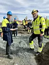 Kristian Solheim Thinn i Sintef og Jan Petter Svegård i Tensio på befaring. Sand og fukt i bakken påvirker temperaturen inne i kablene, og det gjelder å holde dem kjølige for å maksimere kapasiteten. Eksakt hvor mye – ja det skal de finne ut i prosjektet. Foto: Hege Tunstad/Gemini.no